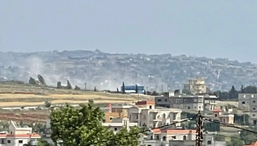 ضحية جراء استهداف مسيّرة إسرائيلية لجرافة على طريق أرنون-يحمر جنوبي لبنان