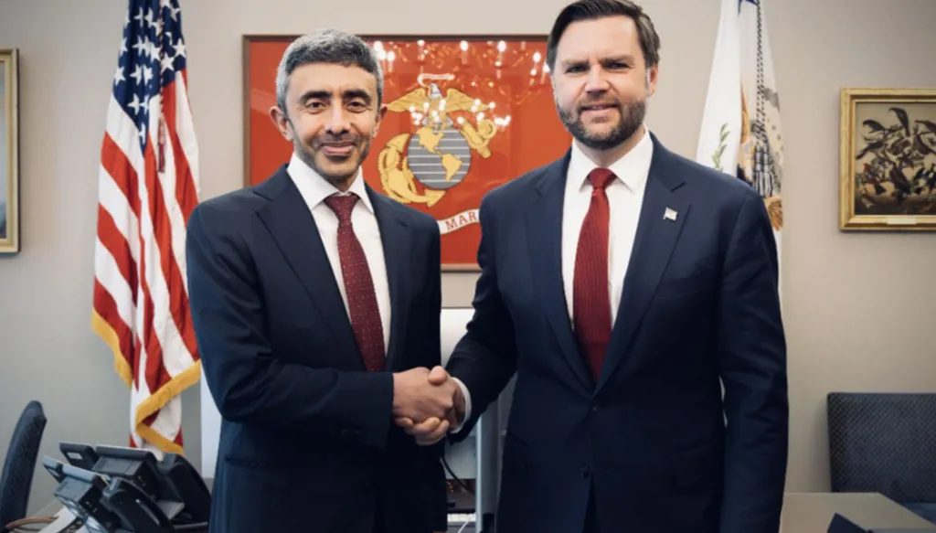 عبدالله بن زايد يلتقي فانس... وبحثٌ في تعزيز العلاقات الاستراتيجية