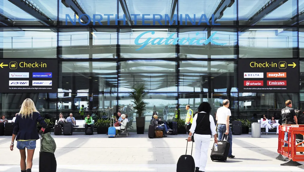 إخلاء صالة ركاب... ما يحصل في مطار غاتويك في لندن؟