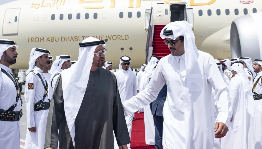 بن زايد أول الزعماء العرب يصل الدوحة: الإمارات تدعم جميع إجراءات قطر للحفاظ على سيادتها