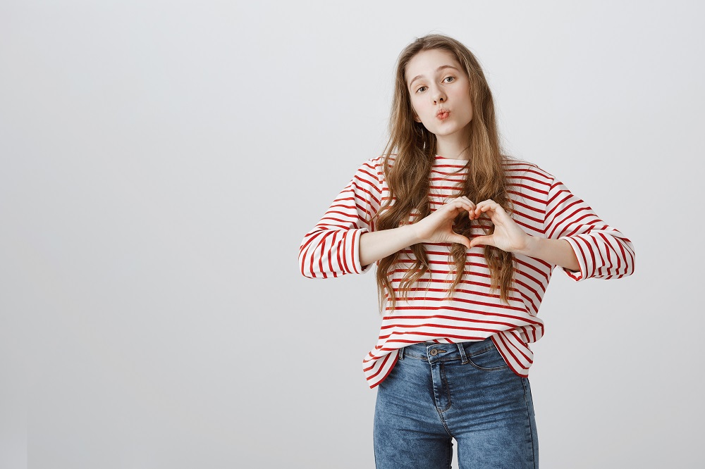 العناية بالقلب في العشرينات في اليوم العالمي لامراض القلب (Freepik)