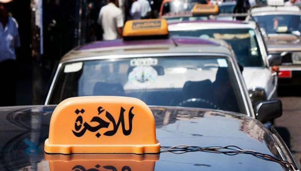 سائقو السيارات العمومية يهدّدون برفع التعرفة