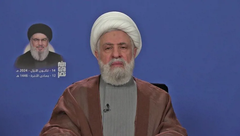 الشيخ نعيم قاسم يمدّ يده إلى الجولاني بلباسه المدني