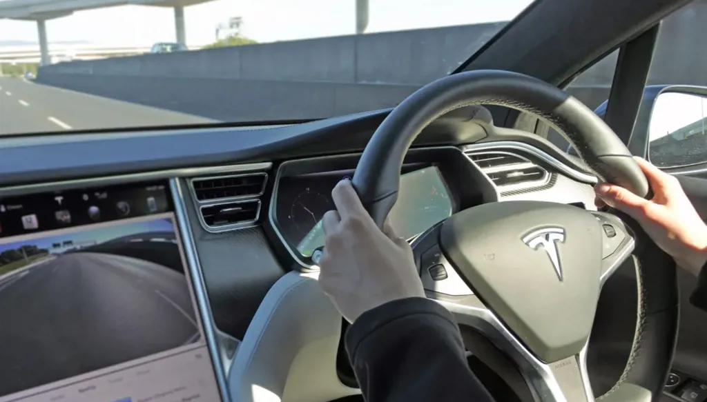 "تيسلا" تبحث عن سائق لاختبار سيارات أجرة ذاتية القيادة