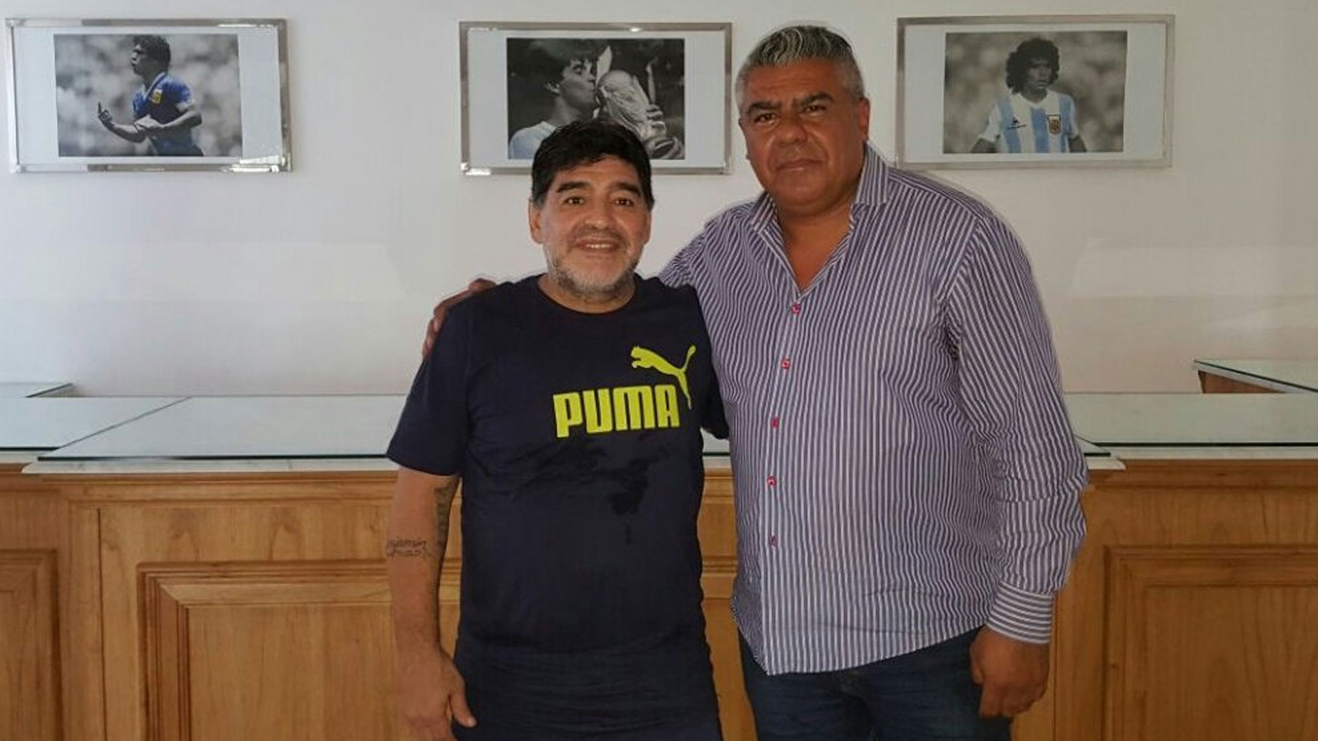 رئيس الاتحاد الأرجنتيني لكرة القدم كلاوديو تابيا مع الأسطورة الراحل دييغو مارادونا. (وكالات)