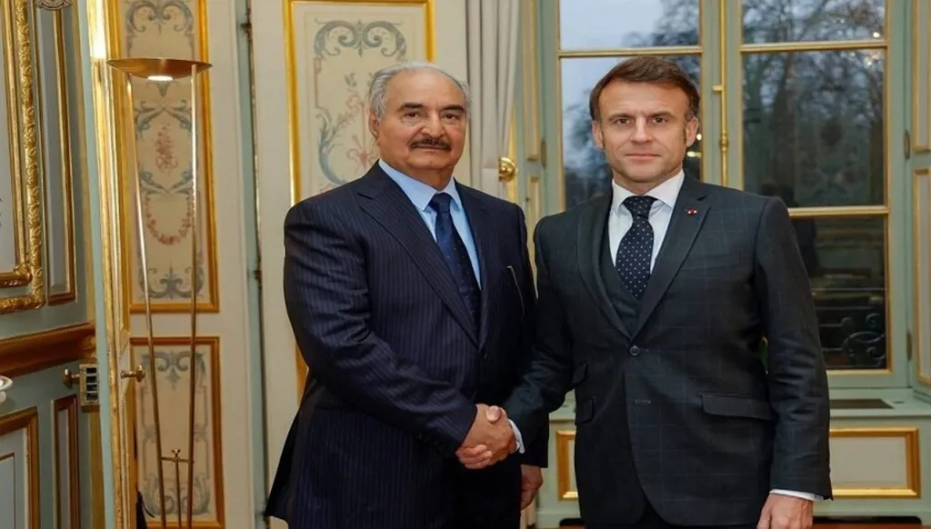 خليفة حفتر يلتقي ماكرون... بحث في تطوّرات ليبيا