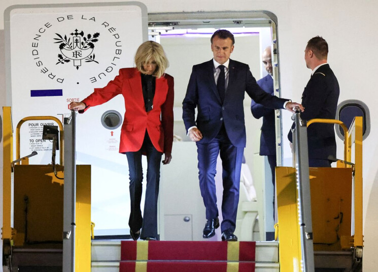 زوجة ماكرون ترفض إمساك ذراعه لدى نزولهما من الطائرة ‏‏(وكالات)‏