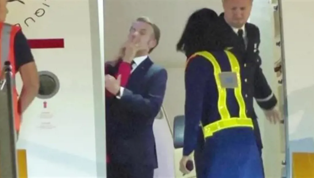 ‎‏"صفعة ماكرون"... اتهامات للإليزيه بالكذب