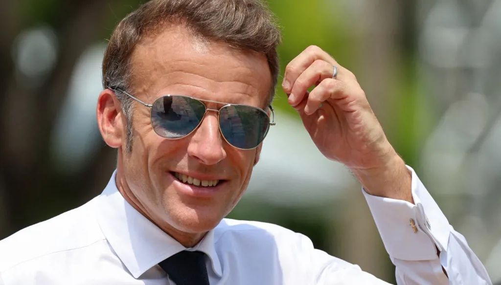 ماكرون يُعانق سيّدتين في البرازيل... وناشطون "يستحضرون" بريجيت! (فيديو)