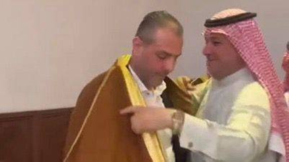 شيخ عشيرة ‏المراسمة فرحان المرسومي يلبس جمال الشرع عباءة ‏‏(وكالات)‏