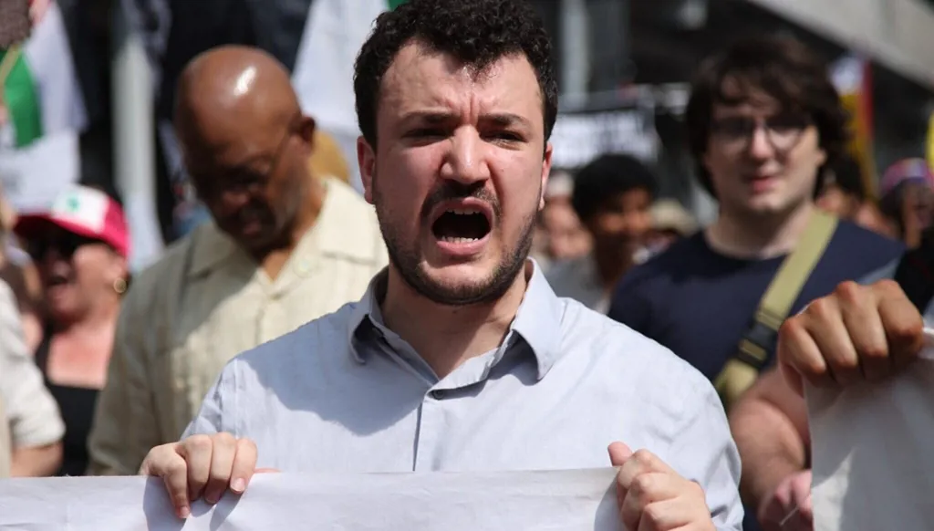 قاض أميركي يأمر بترحيل الناشط محمود خليل إلى الجزائر أو سوريا