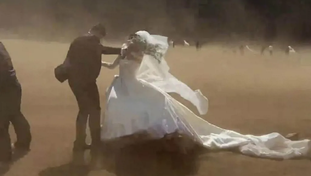 زفاف يتحوّل إلى مشهد درامي في الصّين... عاصفة مفاجئة تضرب العروسين (فيديو)