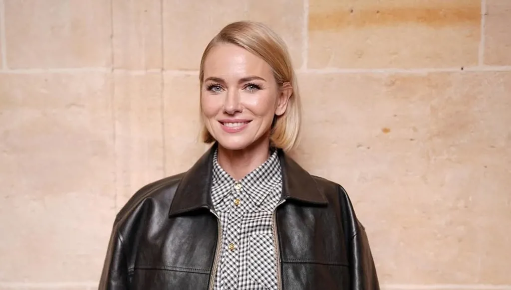 نعومي واتس تُعيد إحياء الإطلالة الفرنسية في أسبوع الموضة للأزياء الراقية في باريس 2026