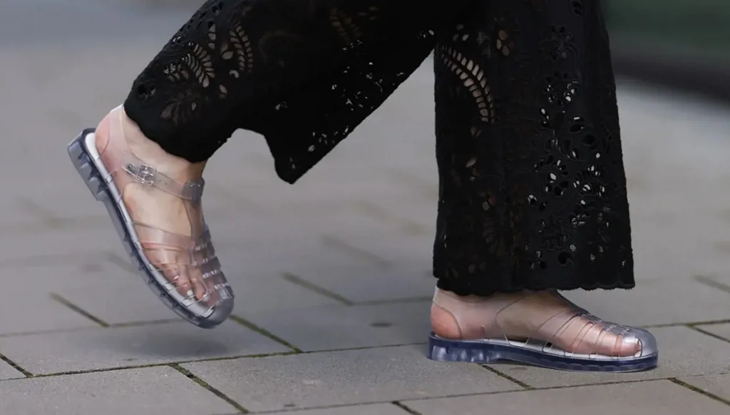 أحذية الجيلي تتحوّل إلى موضة أنيقة في صيف 2025 (صور)