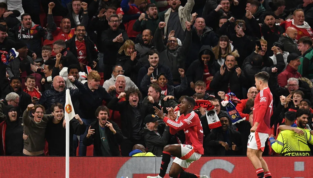 فرحة فيرغسون وطفل صغير تخطف الأنظار في "ريمونتادا" مانشستر يونايتد (فيديو)