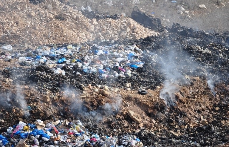 حرق نفايات. (وكالات)