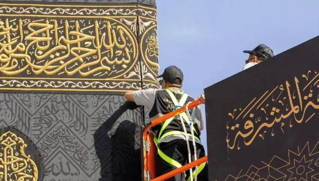 بالفيديو والصور-  استبدال كسوة الكعبة مع بداية العام الهجري الجديد