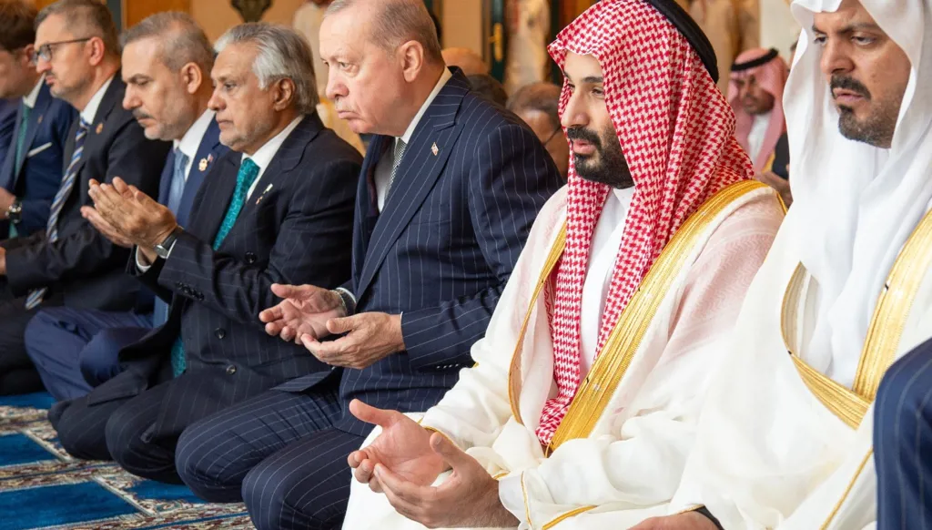 بن سلمان وأردوغان وشريف يؤدّون صلاة الجمعة في مكة (صور وفيديو)
