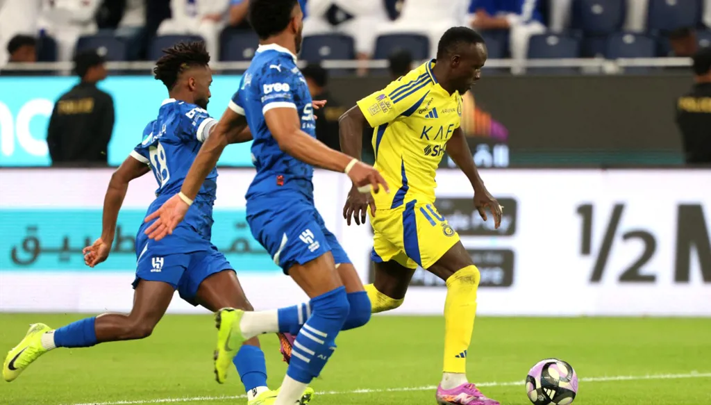 عراك بين مهاجم النصر ومدافع الهلال بعد ديربي الرياض (فيديو)