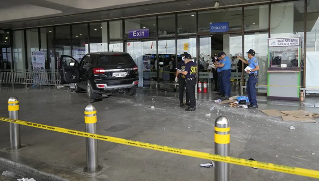 مقتل شخصين باصطدام سيارة بواجهة مطار مانيلا (فيديو وصور)‏