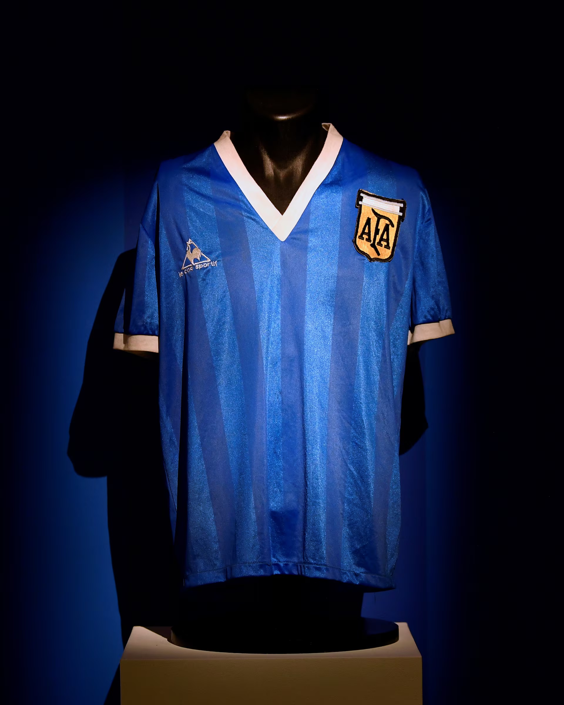 قميص منتخب الأرجنتين المقلّد في كأس العالم 1986. (رويترز)