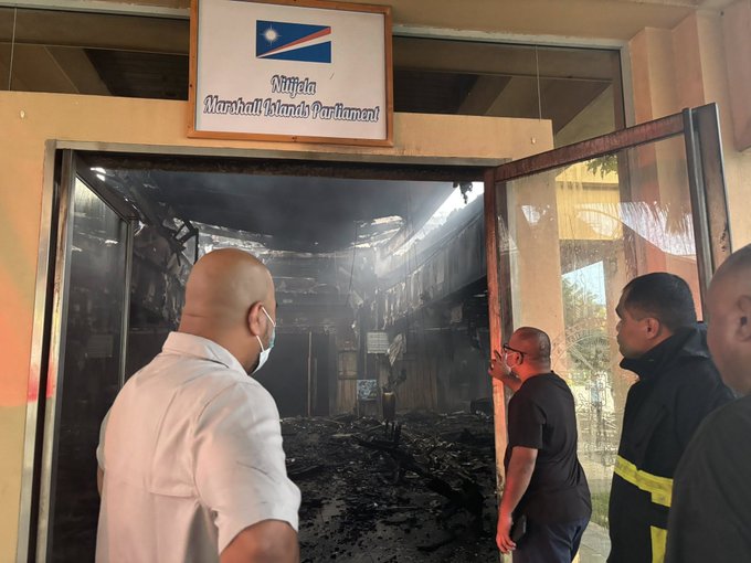 الحريق دمّر مبنى البرلمان الوطني (أكس)