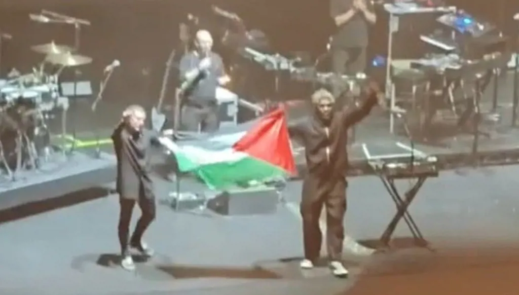 حظر فرقة "ماسيف أتاك" من سنغافورة بسبب رفع العلم الفلسطيني في إحدى حفلاتها