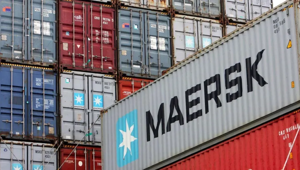 بسبب "قيود غير متوقعة" في البحر الأحمر... "ميرسك" تغير مسار بعض السفن