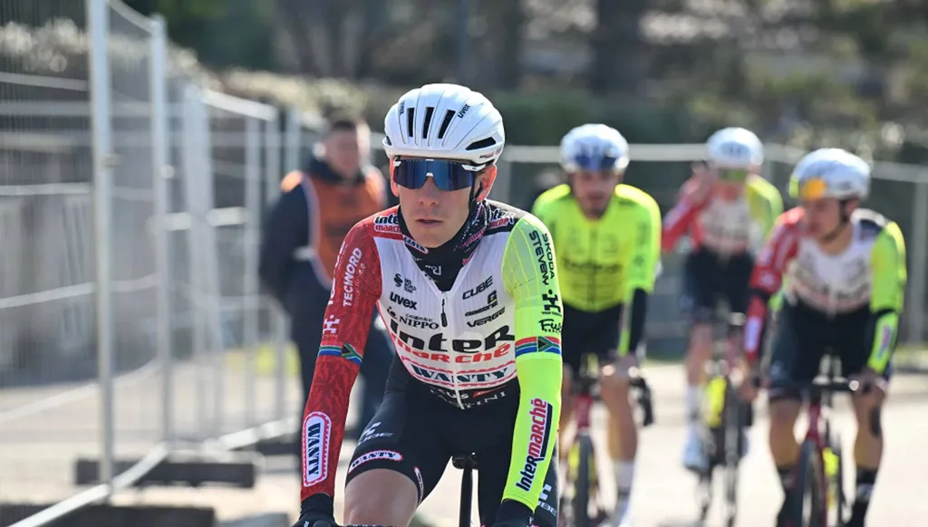 الماعز يخطف الأضواء من الدراجين في سباق إيطاليا (فيديو)