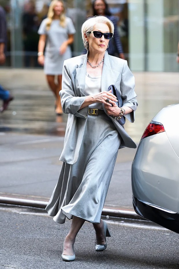ميريل ستريب بالبدلة الرسمية المونوكروم في تصوير The Devil wears Prada 2 (إنترنت)