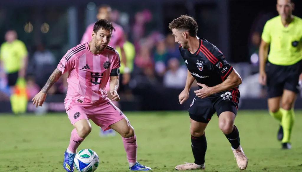 ميسي يقرب إنتر ميامي من الأدوار الإقصائية في الدوري الأميركي