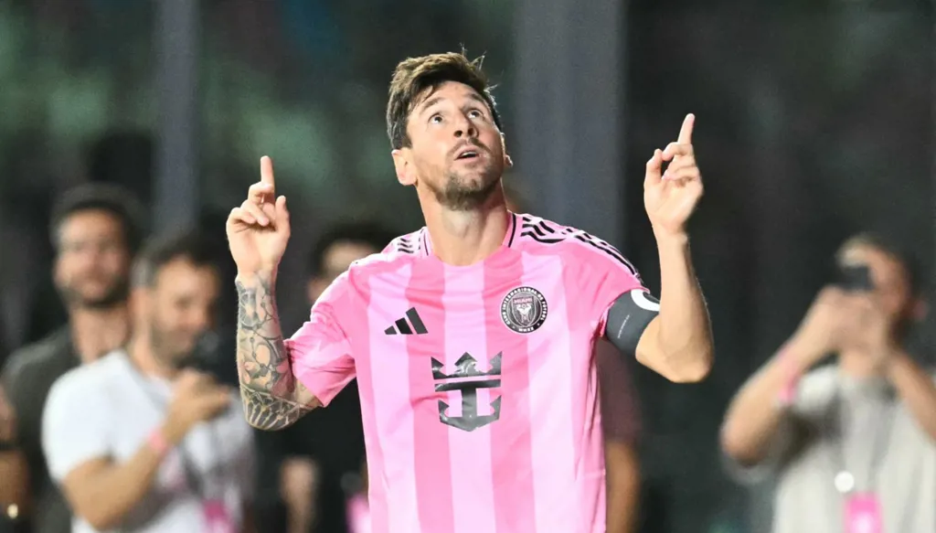 ميسي يصنع هدفاً بلمسة خرافية ويسجل بعد عودته من الإصابة (فيديو)