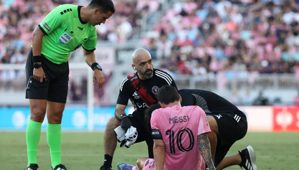 ميسي يتعرض لانتكاسة جديدة ويضطر لمغادرة الملعب مبكراً
