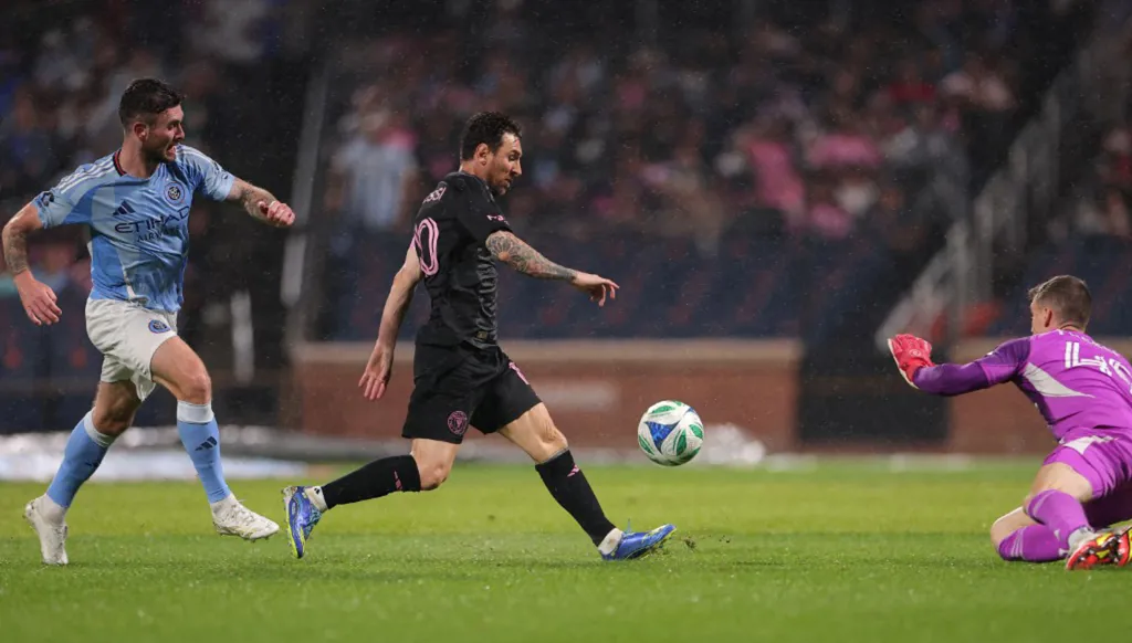 ميسي يهدد رقم رونالدو التاريخي