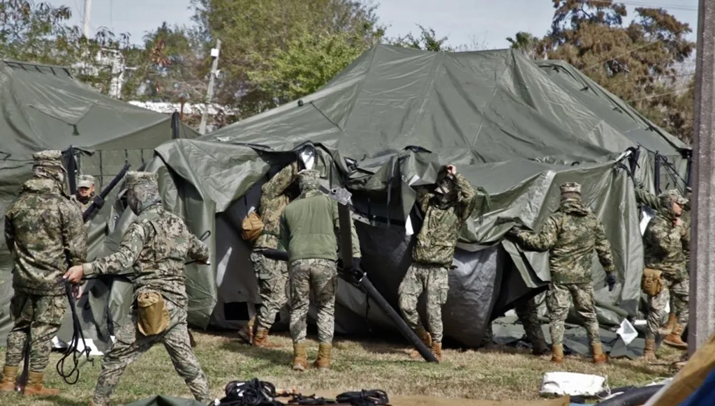 المكسيك تنصب خياماً ضخمة على الحدود الأميركية استعداداً لترحيل المهاجرين