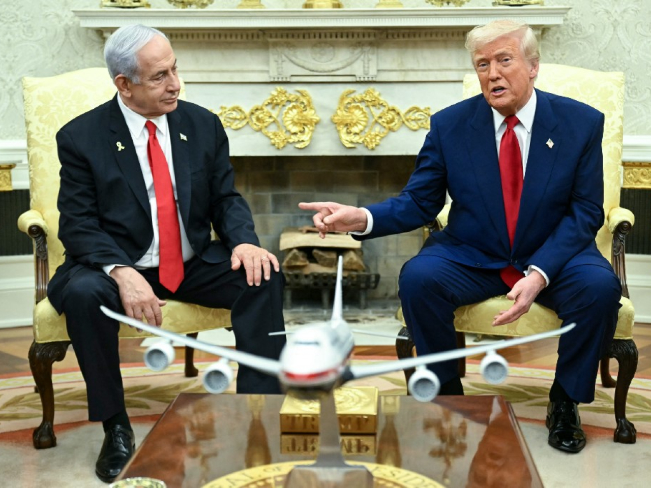 الرئيس الأميركي دونالد ترامب (يمين) ورئيس الوزراء الإسرائيلي بنيامين نتنياهو (أ ف ب)