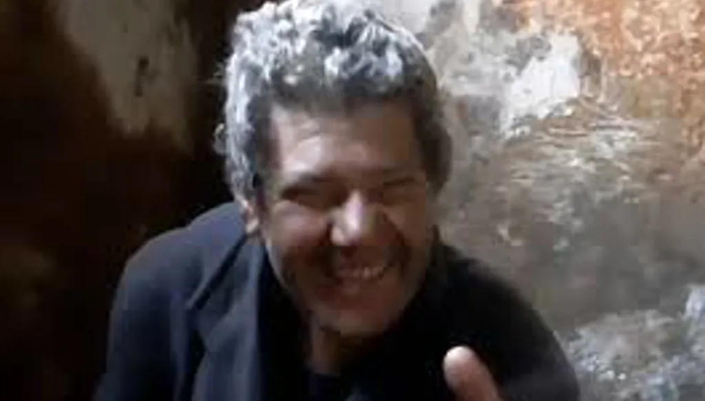 صانع محتوى وليس سجيناً... هذه هي حقيقة الرجل الذي ضحك بشكل هستيري بعد خروجه من السجن! (فيديو)