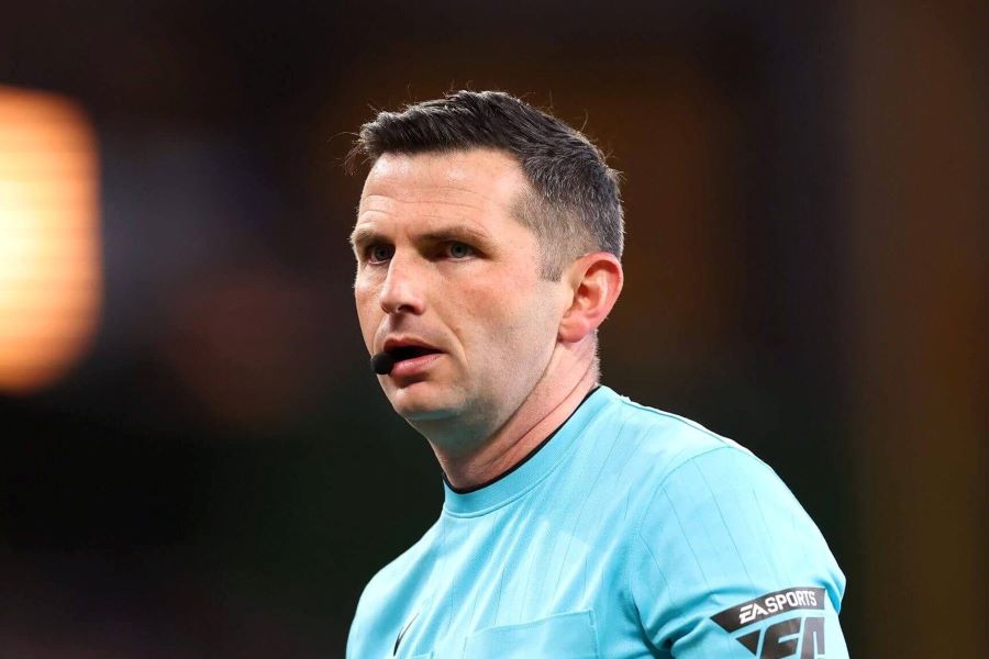 مايكل أوليفر.