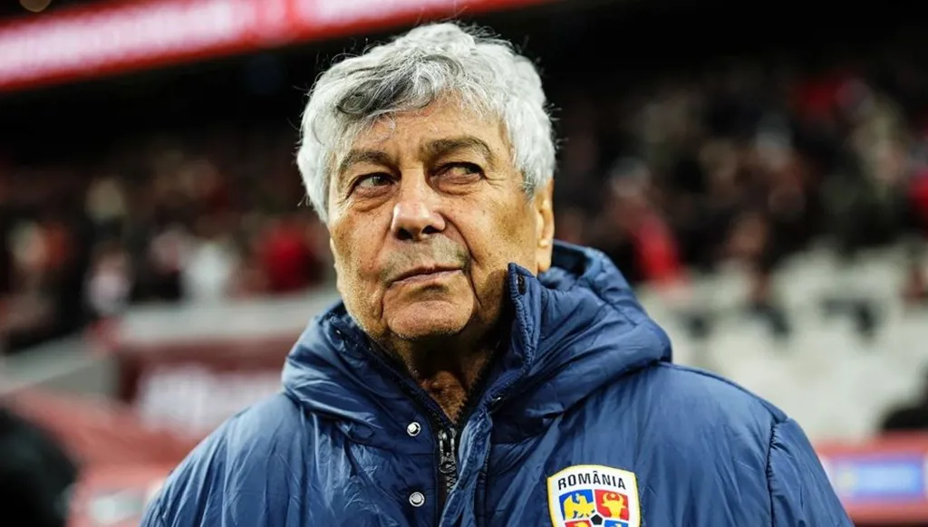 اضطراب خطير في القلب... سقوط مدرّب رومانيا ونقله إلى المستشفى