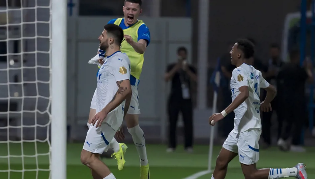 عودة رهيبة للهلال تضع الفتح في منطقة الخطر (فيديو)