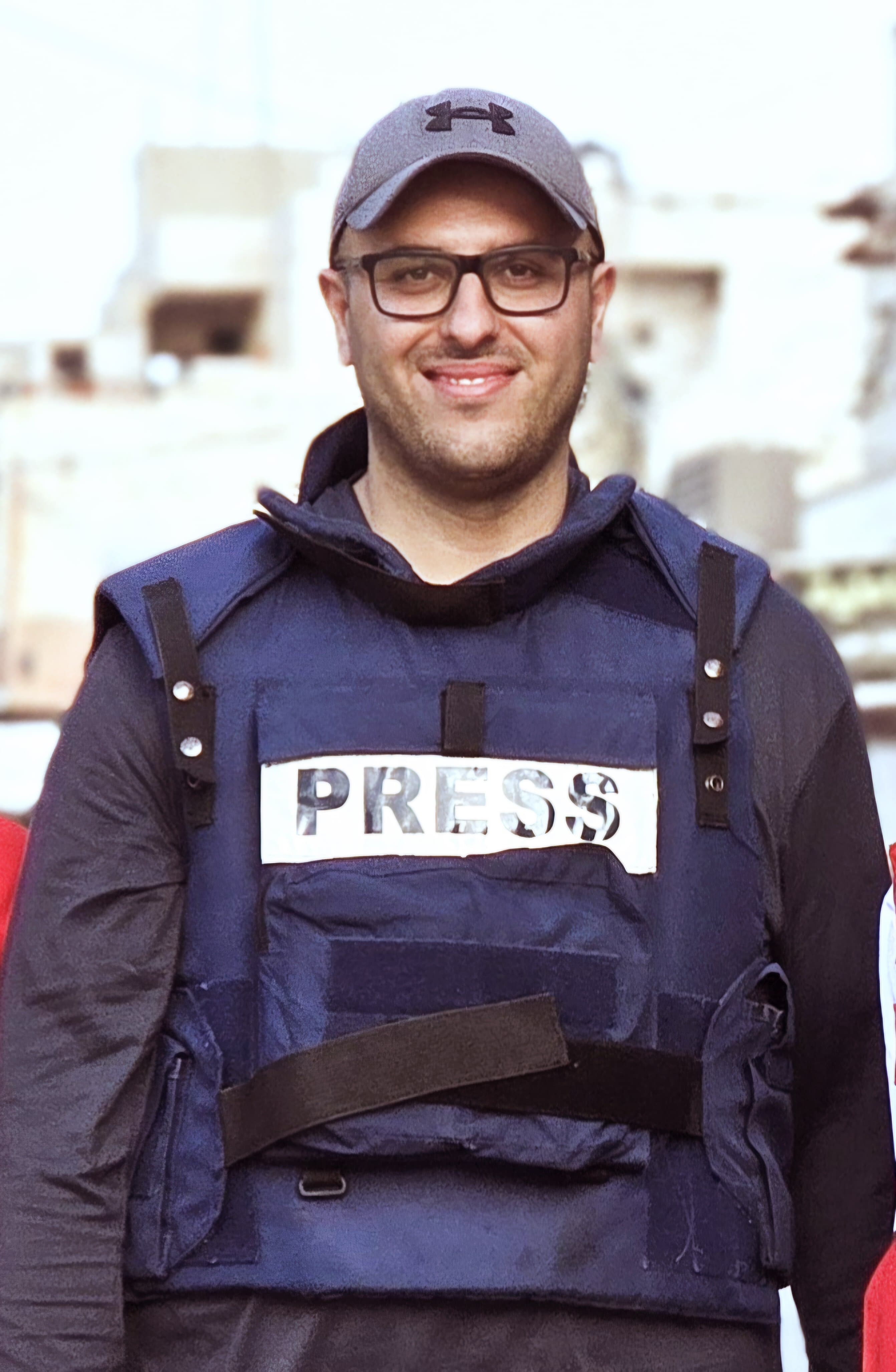 المصور محمد منصور يوثق الجرائم الإسرائيلية في قطاع غزة.
