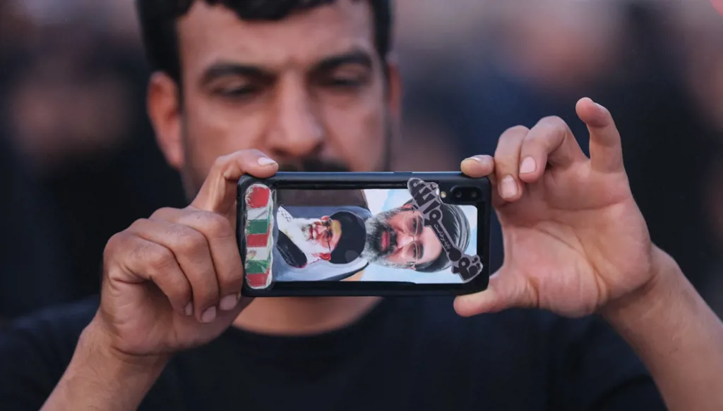 صورة لخامنئي ومجله. (أ ف ب)