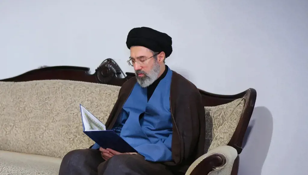 مسؤول إيراني: إصابة مجتبى خامنئي كانت "سطحية"