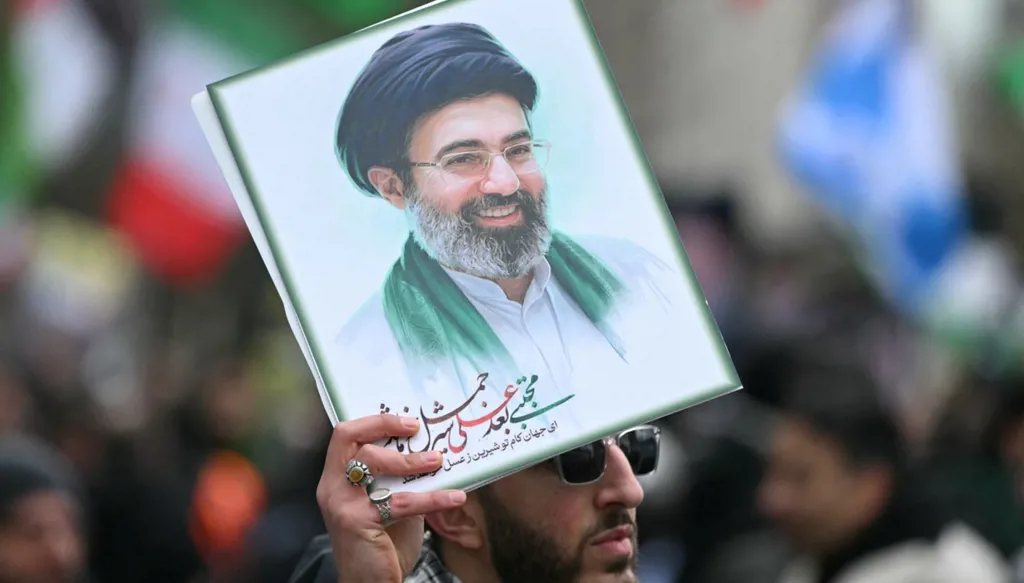 مسؤول إيراني: مجتبى خامنئي رفض اقتراحات التهدئة وحازم بالثأر