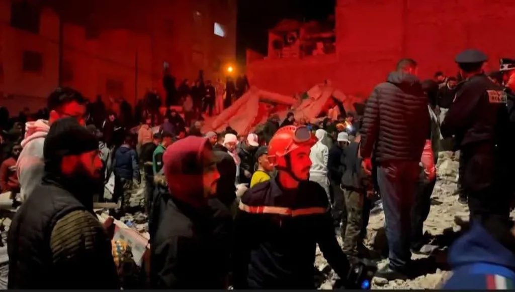 عمليات الانقاذ في مكان انهيار المبنيين (أكس)‏