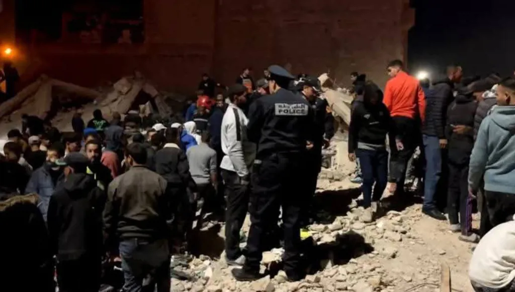 عمليات الانقاذ في مكان انهيار المبنيين (أكس)‏