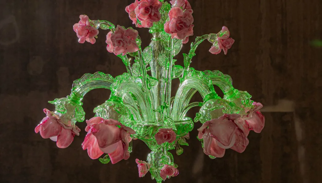 "حدائق مورانو" في بيروت: الزجاج كقصيدة حيّة في مدينة الرماد والنور