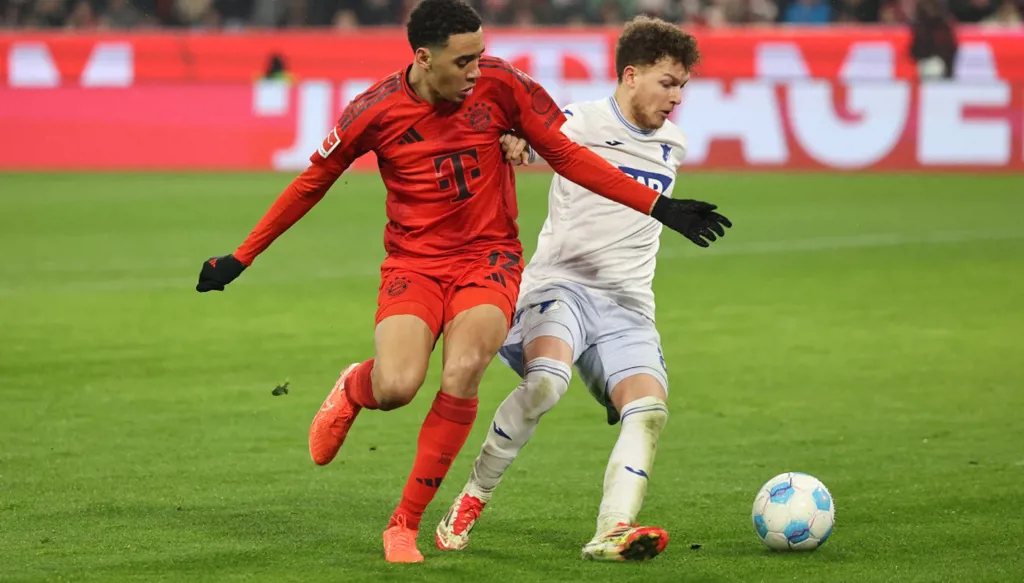 المدير الرياضي لبايرن ميونيخ يلمح لمفاجآت حول موسيالا وديفيز