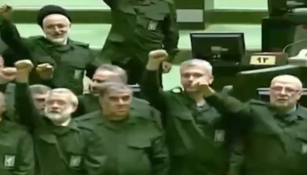 في إيران... أعضاء البرلمان يرتدون زيّ الحرس الثوري (فيديو)