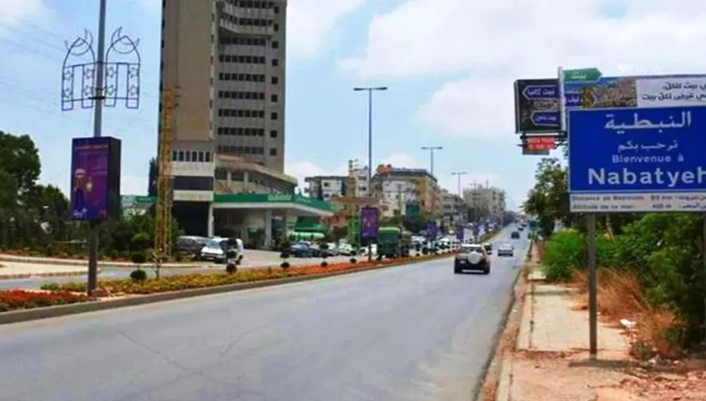 سرقا لافتات في النبطية جنوب لبنان... وكتبا: "داعش"!